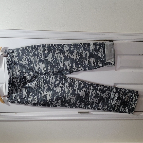 NEW in Packaging Orvis Trout Bum Roll Up or Full Length Digital Camo Pant 4 sz - Picture 8 of 14